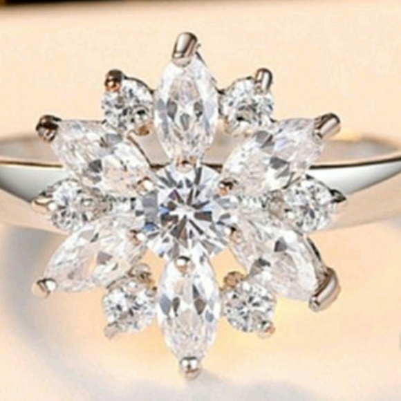 Jewelry - New Silver Beautiful flower ring size 7